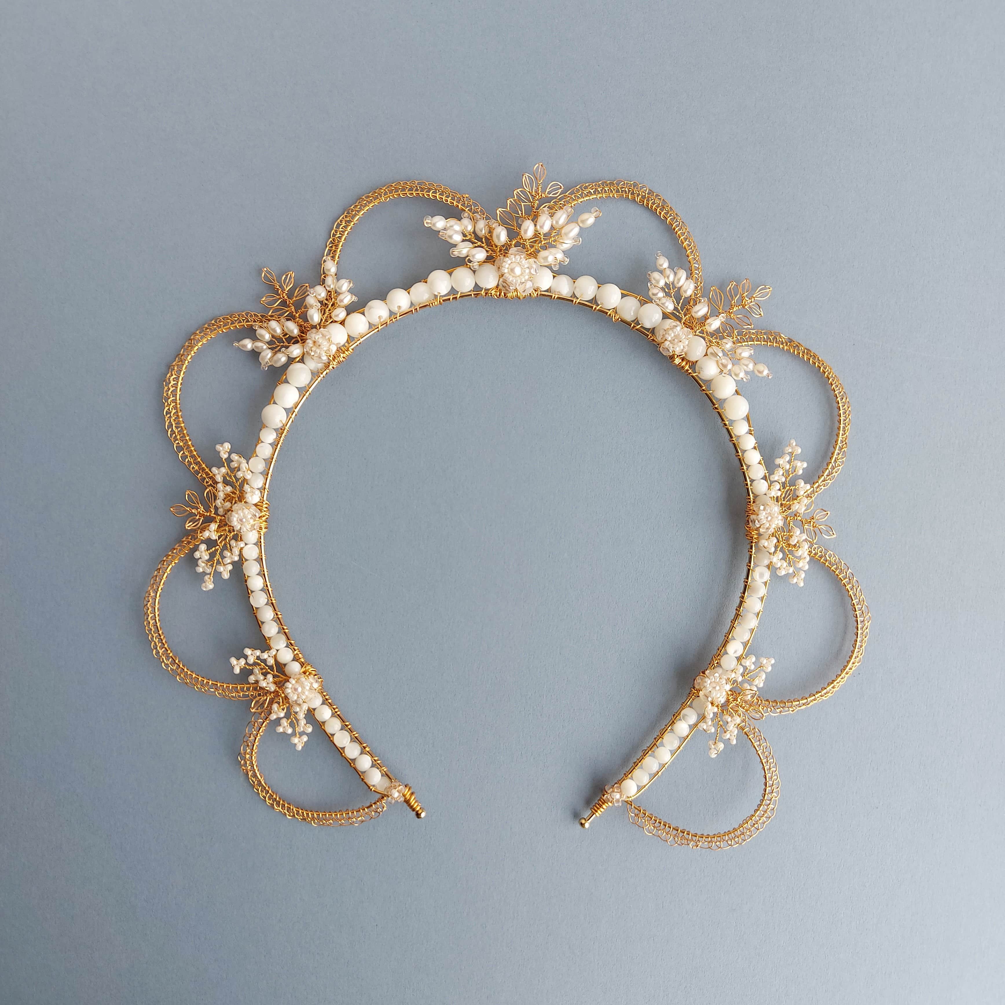 Oriana crown in gold with mother of pearl beads